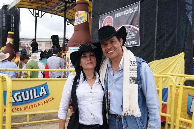 Cesar Briceño acompañado de su esposa